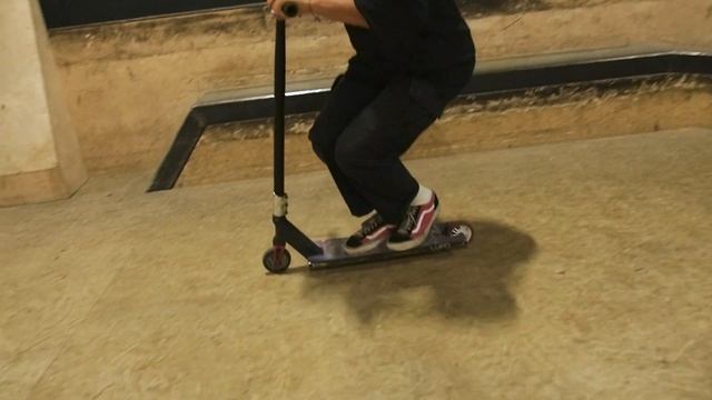 Как сделать бар на бар на самокате | How to do double bar tricks смотреть онлайн