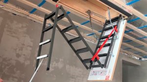 СКЛАДНАЯ ЛЕСТНИЦА НА ЧЕРДАК С ПОРУЧНЕМ ДЛЯ ВЫСОКИХ ПОТОЛКОВ