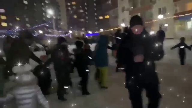 Ёлка в нашем дворе или А мама хочет кататься на ватрушке ?❄️ смотреть онлайн