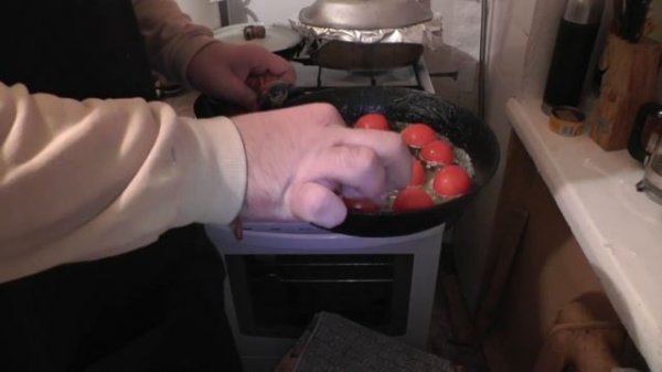 Яичница глазунья с помидорами черри (Fried eggs with cherry tomatoes)