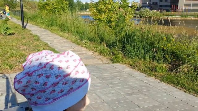 Моя смешная девочка рассказывает стихи собственного сочинения и поет смотреть онлайн