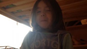 Сестра пукнула.