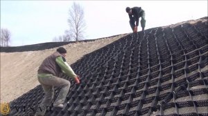 Укладка георешотки на склоне от компании "VISAD"