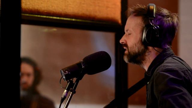 Jon Allen Keep On Walking live at RAK Studios смотреть онлайн