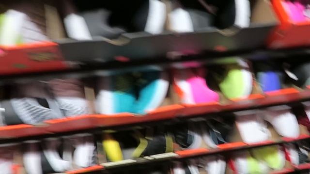 NIKE OUTLET SHOPPING WAS CRAZY! ONLY $20 FOR THESE JORDANS !! смотреть онлайн