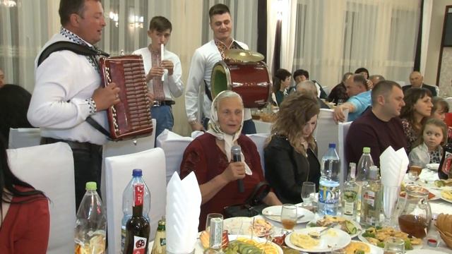 Співає бабка Оля: "Несе Галя воду" смотреть онлайн
