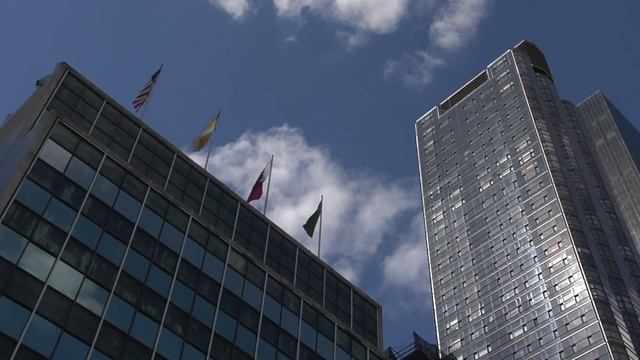 Different flags of the UN_Флаги у здания ООН_Footage 349 смотреть онлайн