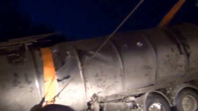 Грузовой эвакуатор в Красноуфимске. Подъем груженой бочки с битумом Вес более 40 тн. смотреть онлайн