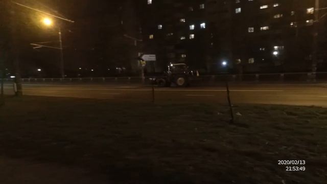 Трактор чистит город. Ночная уборка улиц на тракторе МТЗ 80. смотреть онлайн