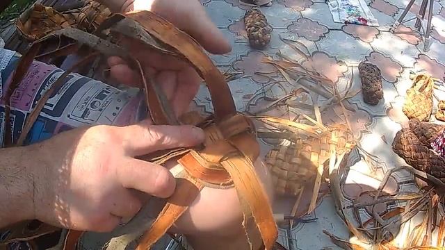 четыре лычки-начало плетения лаптя на коленке! смотреть онлайн