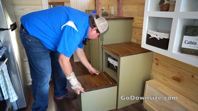 Tiny House with Mega Couch, Guest Room AND a Tub 🛁 смотреть онлайн