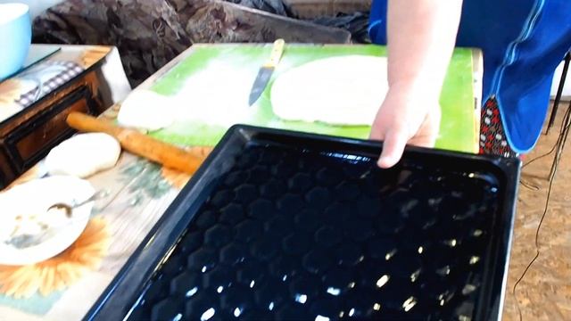 Хрустящие чесночные булочки к супу по-русски из дрожжевого теста запеченные в духовке с салом смотреть онлайн