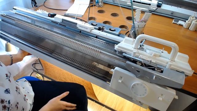 Шапка такори жемчужной резинкой на вязальной машине смотреть онлайн