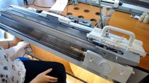 Шапка такори жемчужной резинкой на вязальной машине