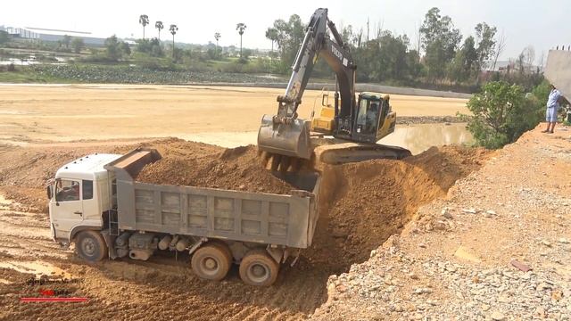 Top Working Operator Volvo EC250Dl Digging Dirt Moving In To Dump Truck смотреть онлайн