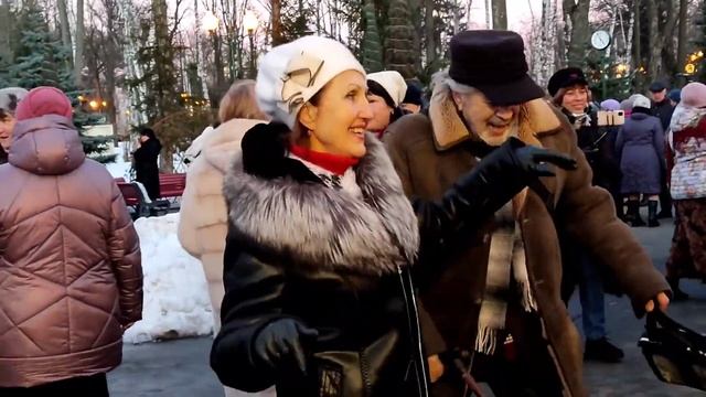 Я БУДУ ЖДАТЬ ТЕБЯ ЗИМОЮ И ЛЕТОМ! ТАНЦЫ В ПАРКЕ ГОРЬКОГО ХАРЬКОВ смотреть онлайн