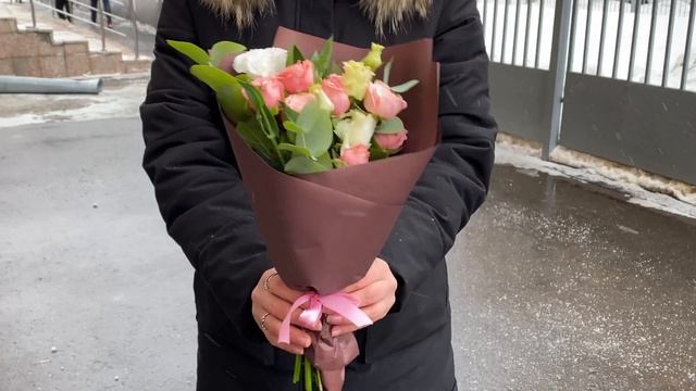 Розово-белый микс кустовой розы и эустомы смотреть онлайн