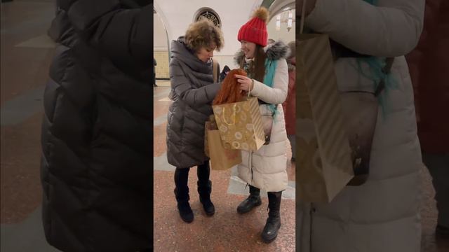Завтра День рождения у сестры , Надежда забирает подарки: три куклы ♥️ смотреть онлайн