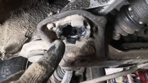 Замена подушек кпп на Audi 100 44 c3