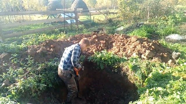 Капаем яму под слив.Слив из камазовских покрышек. Жизнь в деревне. смотреть онлайн