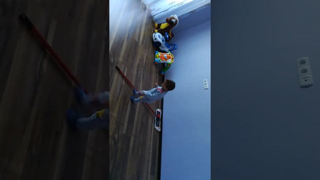 Ребенок 9 месяцев моет пол