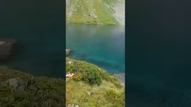 Семицветное озеро вокруг и полный восторг от пейзажей. смотреть онлайн