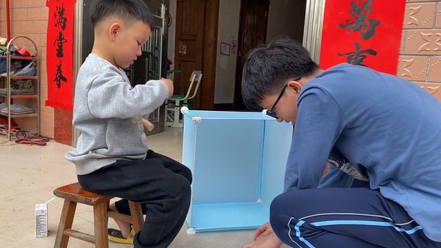 小煜叫阿哥帮买了个鞋架，安装的时候一直夸阿哥聪明，这小嘴巴 смотреть онлайн
