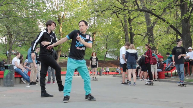 Необычное танцевальное поздравление с праздником всех танцоров! смотреть онлайн