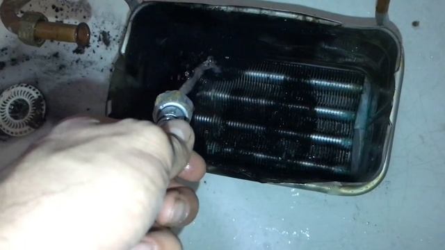 Газовая колонка не греет - Причина-сажа. Прочистка от сажи. смотреть онлайн