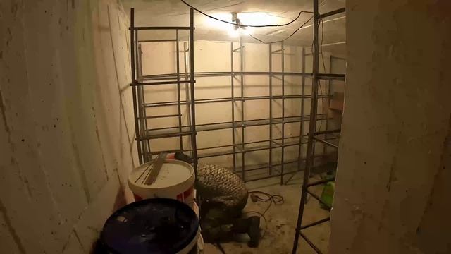 ?"Бездонное" самодельное хранилище в подвале: показываю, как организовано и сколько в него можно .. смотреть онлайн