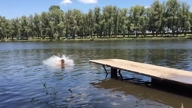 Упал на спину, Прыжки в воду (slow mo) смотреть онлайн