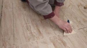 Затирка швов плитки на полу своими руками в коридоре - снято на видео