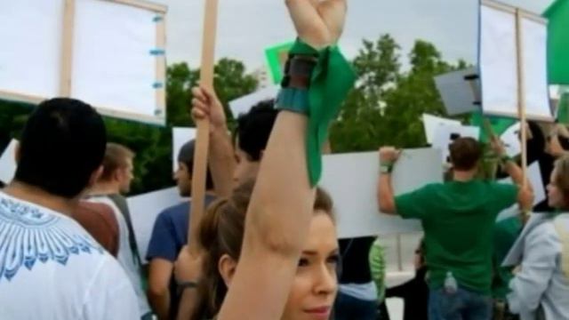 Alyssa Milano & Chris Gorham demonstrating with Iranians смотреть онлайн