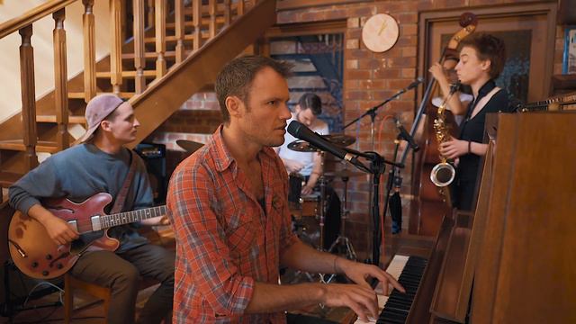 Oliver Downes - Look to Windward (live) смотреть онлайн