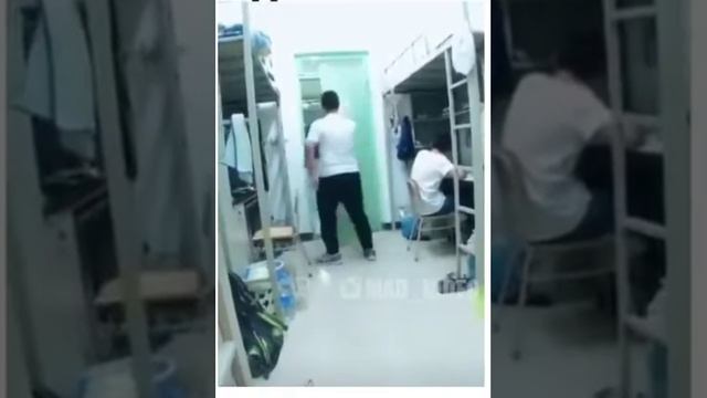 Назойливый сосед, жизнь в общяге! смотреть онлайн