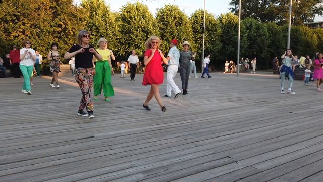 Уличные танцы Танцплощадка в парке Горького Москва танцует смотреть онлайн