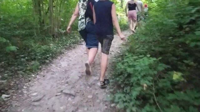 Дорога к водопадам идет вдоль реки Пшада. смотреть онлайн