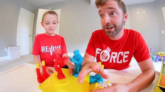 Father & Son EPIC BATTLE ROBOTS! / Rock-Em Sock-Em ! смотреть онлайн