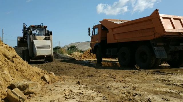 Мини - погрузчик ПУМ-500, погрузка асфальтной крошки. смотреть онлайн