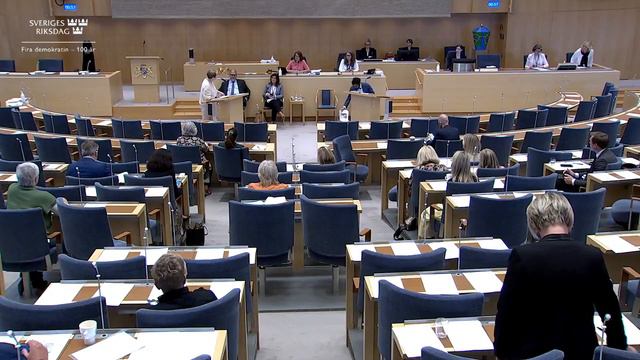Socialminister Lena Hallengren duckar fråga om F-kassans återkrav смотреть онлайн