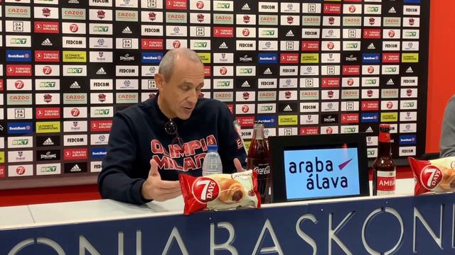 Messina corregge l'addetto stampa del Baskonia смотреть онлайн