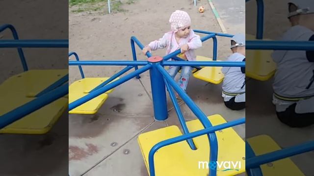 Детская площадка. Карине и Арарат играют на детской площадке. смотреть онлайн