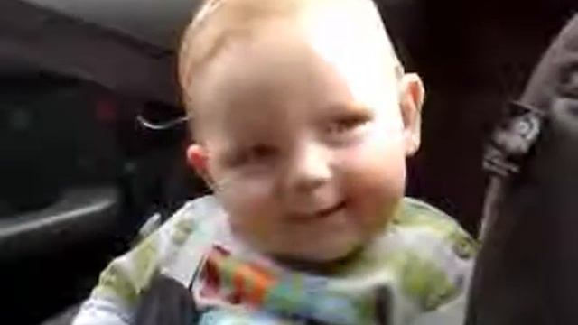 Позитивный малыш засыпает в машине! смотреть онлайн