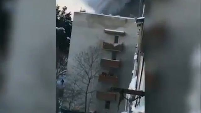 Шокирующиее видео.из гаряшего дома в Красноярске люди прыгают через балкон смотреть онлайн