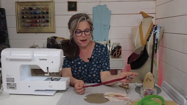 La trousse demi-lune doublée (en 4 tailles) смотреть онлайн
