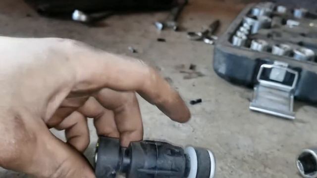 Ремонт Рено Сандеро часть 3 замена сальников приводов АКПП смотреть онлайн