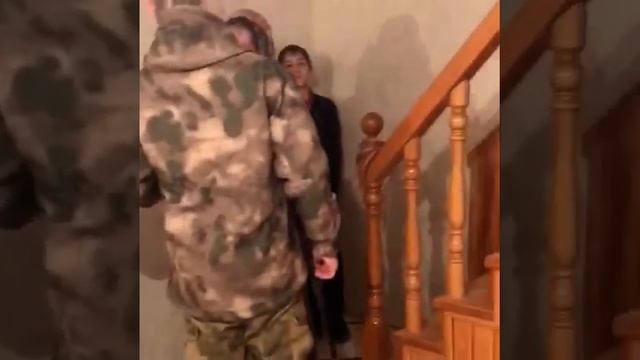 Сын вернулся с армии, встреча с МАМОЙ! До слез. смотреть онлайн