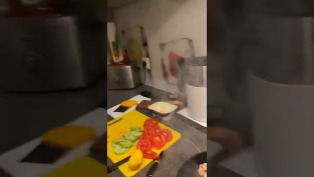 Готовит дочь, мини ужин, Abendessen für meine Tochter смотреть онлайн