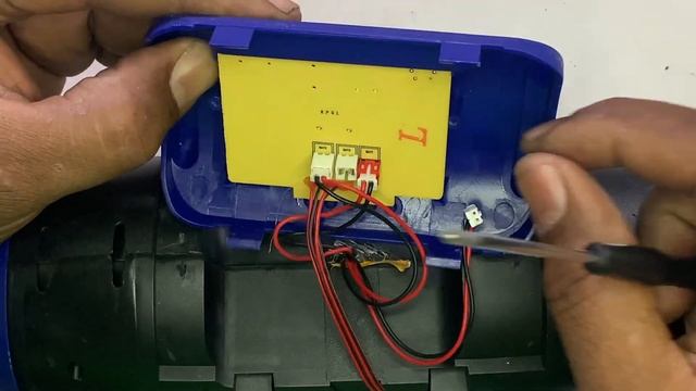 WHATS INSIDE!!! Fake jbl charge speaker….. #repair #tech #fyp #xyzcba #xyzbca #chargingport смотреть онлайн