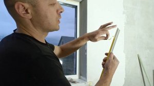 Установка оконного профиля.Монтаж оконного профиля примыкания.Используется как маяк и не даёт трещи